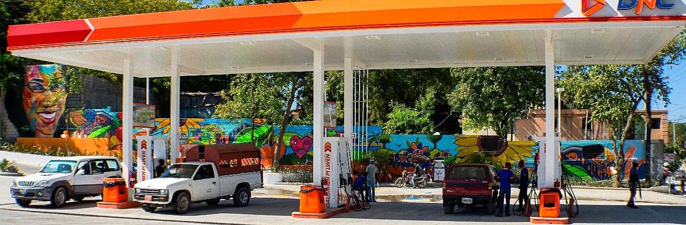 Auvents de station-service DNC aux couleurs de la société