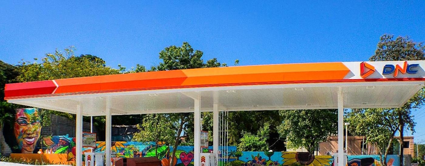 Station-service DNC avec ses pompes et son auvent